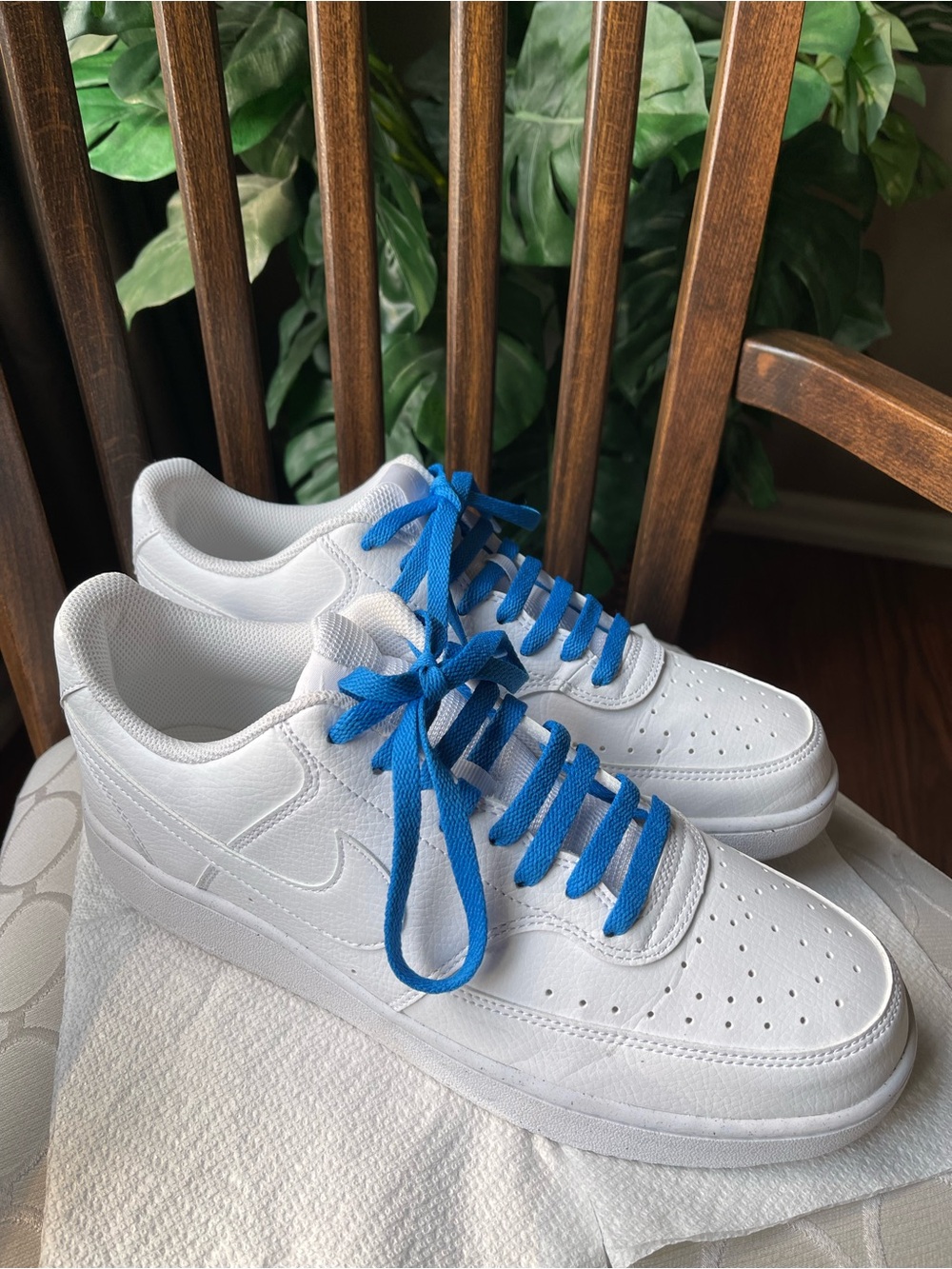 Nike Men’s White Low-Top Court Vision Sneakers with Bright Blue Laces Size 10.5